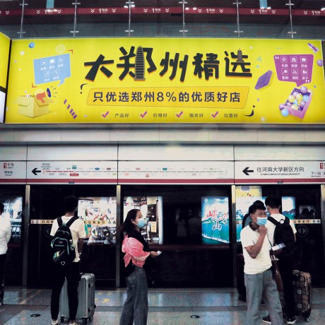 城市廣告現(xiàn)代室內(nèi)地鐵人行道信息廣告牌實(shí)物海報燈箱